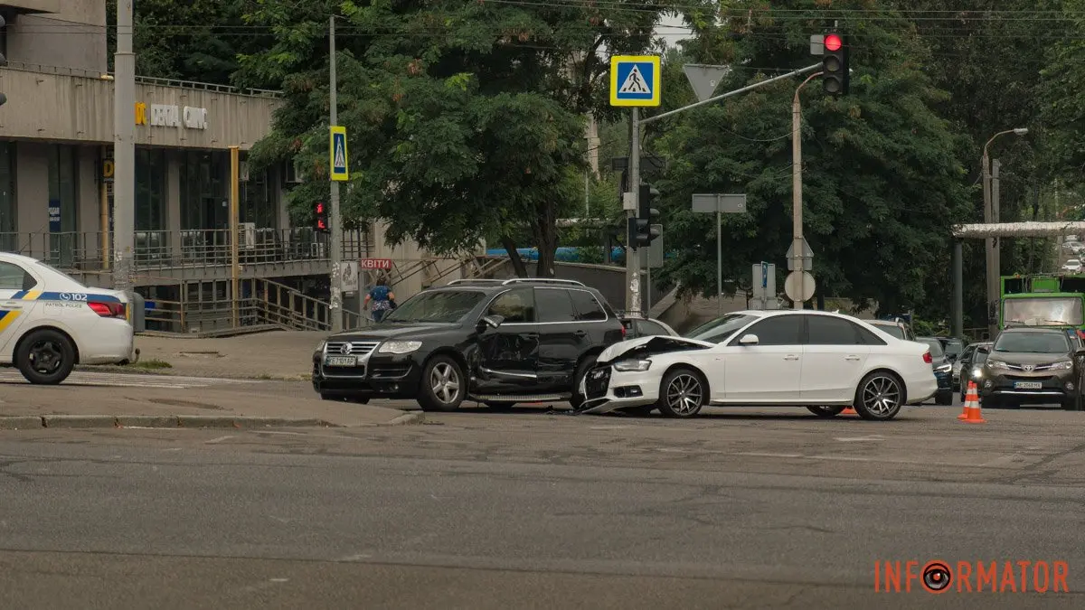 У Дніпрі на Поля зіштовхнулися Volkswagen та Audi: рух ускладнено