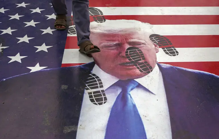 Чим ризикує Трамп, атакуючи Іран: знаменний момент і ризик для світу — CNN
