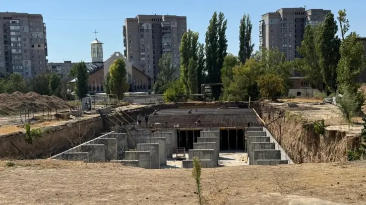 Херсон продовжує будувати підземні школи попри розірвані договори