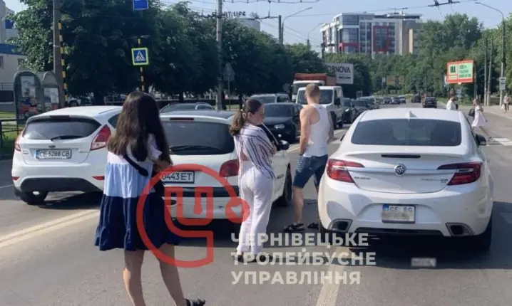 У Чернівцях на Героїв Майдану сталася ДТП: тролейбуси №5 та №6 не курсують