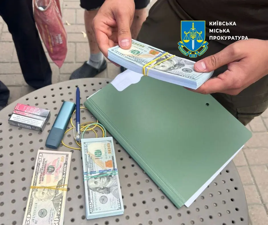 Посадовицю КМДА та директора комунального ринку підозрюють у вимаганні 25 тисяч доларів хабаря