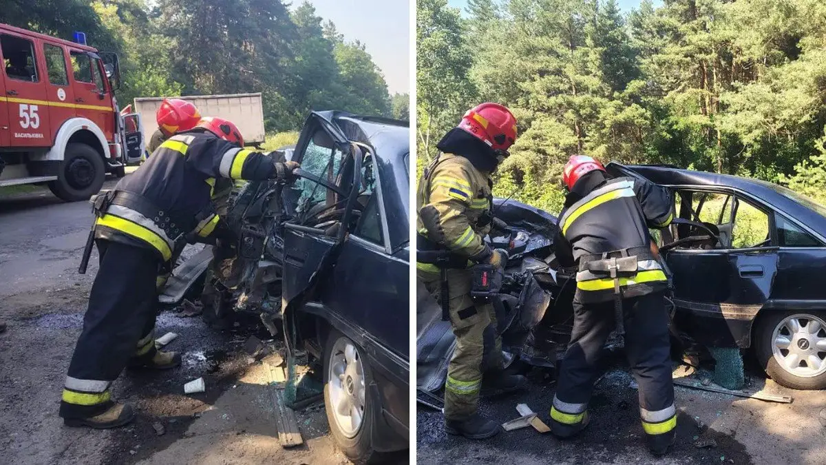 У Дніпропетровській області зіштовхнулись Opel та Ford: рятувальники діставали чоловіка з понівеченої автівки