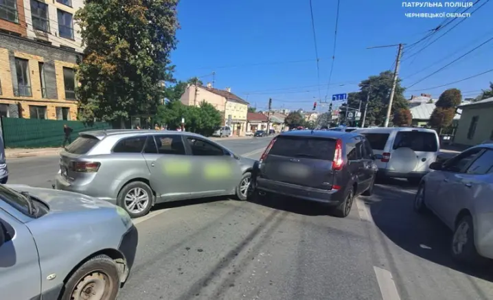 На Героїв Майдану зіткнулися автівки: рух ускладнено