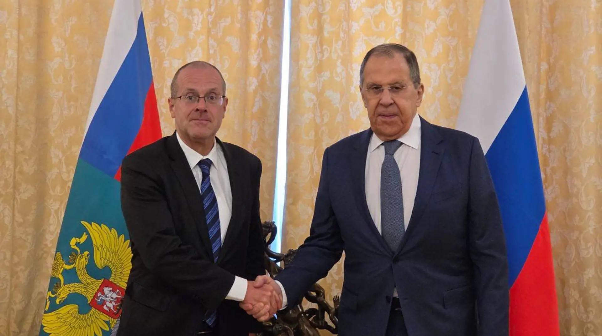 Високопосадовець ВООЗ приїхав до Росії та потиснув руку Лаврову