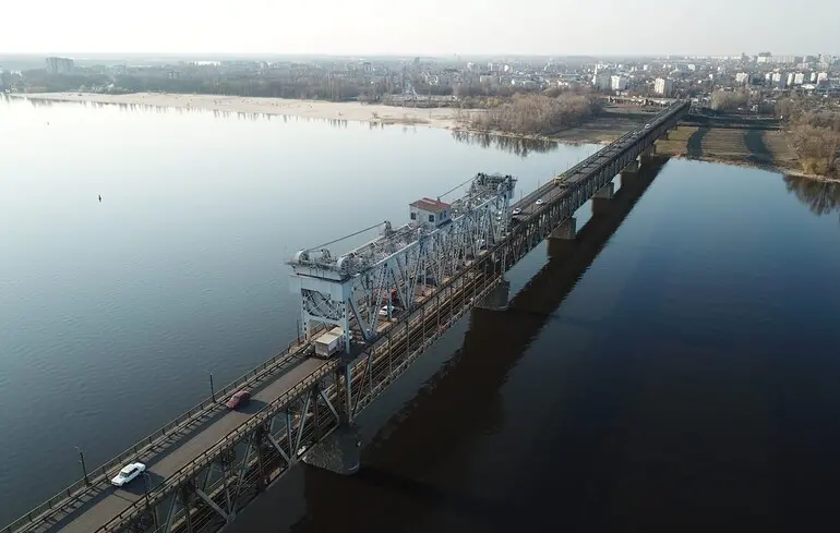 У Кременчуці внаслідок нічної атаки пошкоджено міст через Дніпро