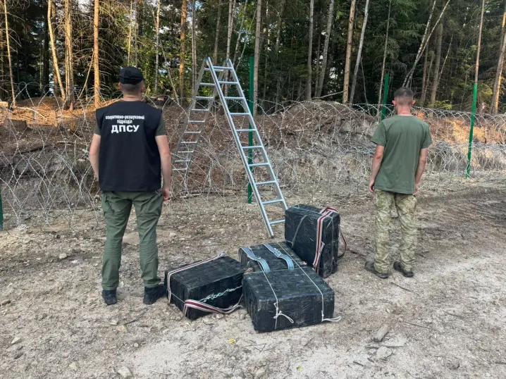 Переносили цигарок на 100 тисяч гривень: буковинські прикордонники вилучили вантаж контрабанди