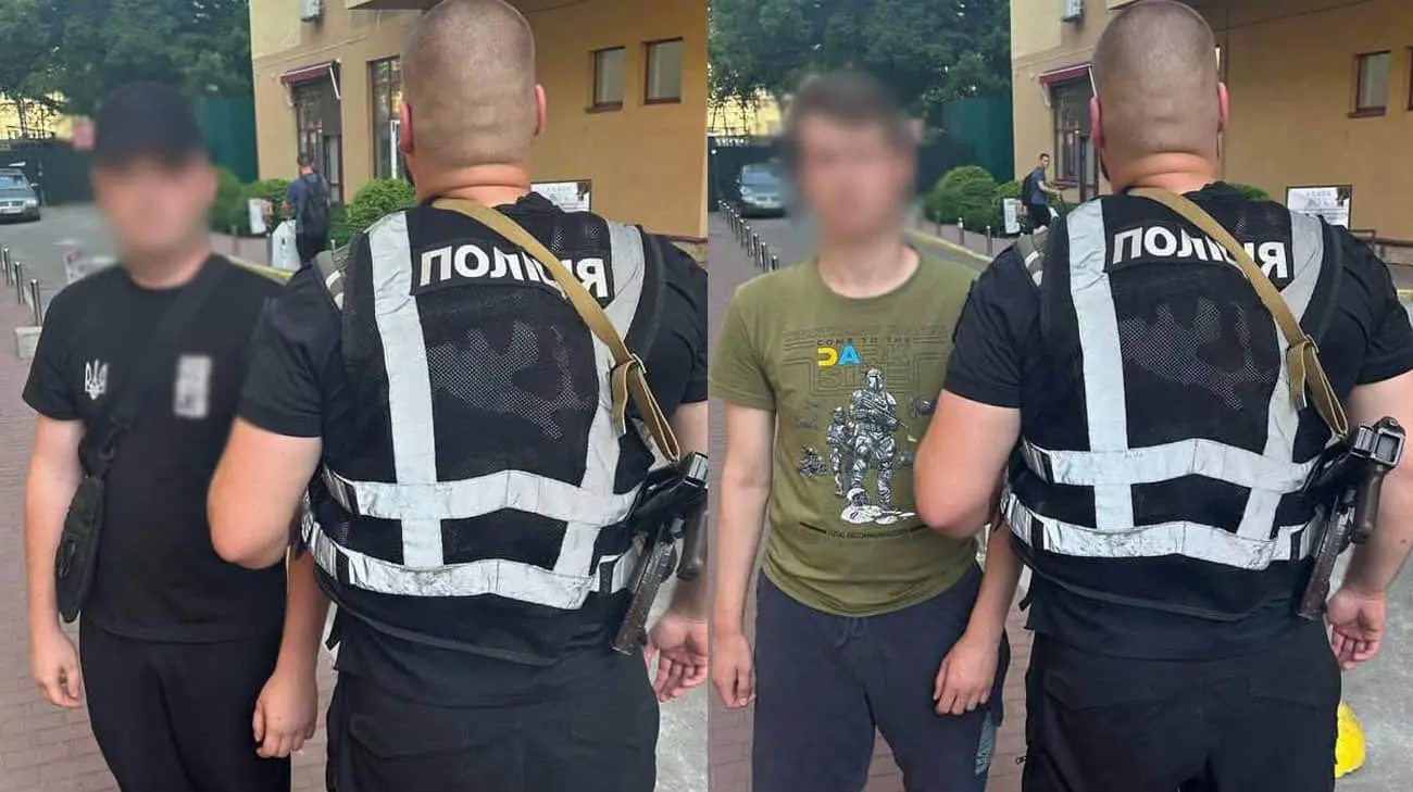У Києві двоє іноземців демонстрували на вулиці свастику, їх затримали