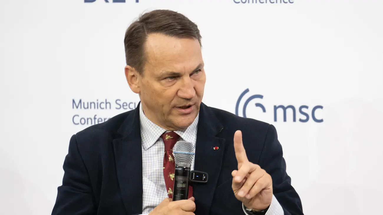 Сікорський запросив "Мадяра" до Польщі, проігнорувавши санкції Угорщини 