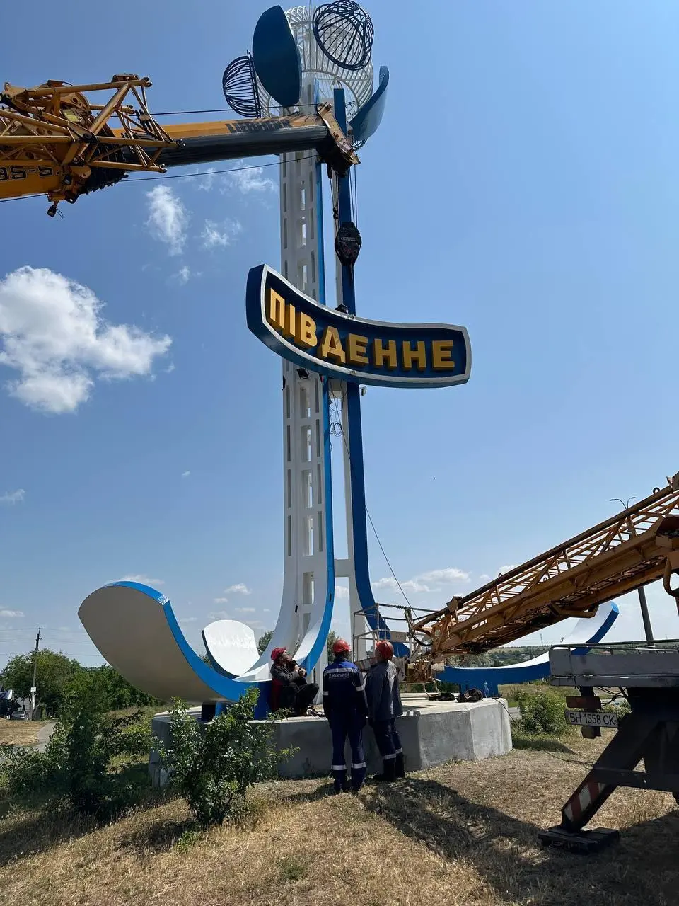 Завершується реконструкція нового в’їзного знаку міста Південне (фото)