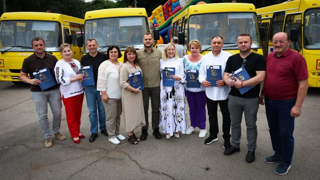 Микола Калашник передав ключі від семи нових шкільних автобусів громадам Київщини