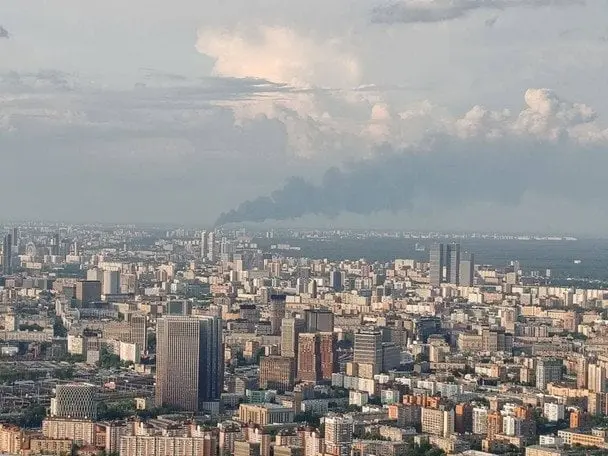 Під Москвою сталася масштабна пожежа з вибухами після появи в небі "НЛО" (відео)