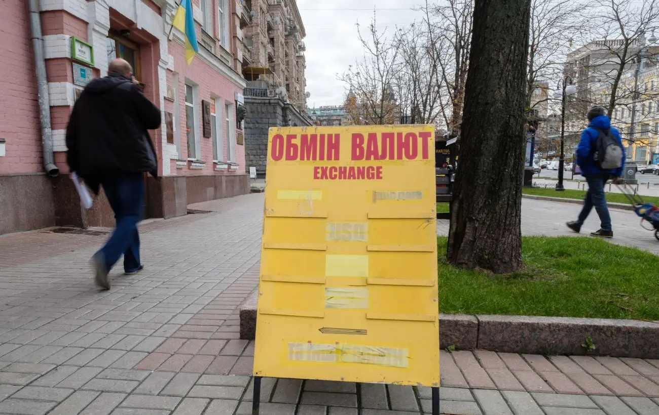 Обмінники підняли курс долара і опустили курс євро