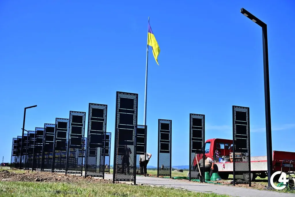 На Алеї Слави у Чернівцях встановлюють нові конструкції із портретами загиблих у війні захисників