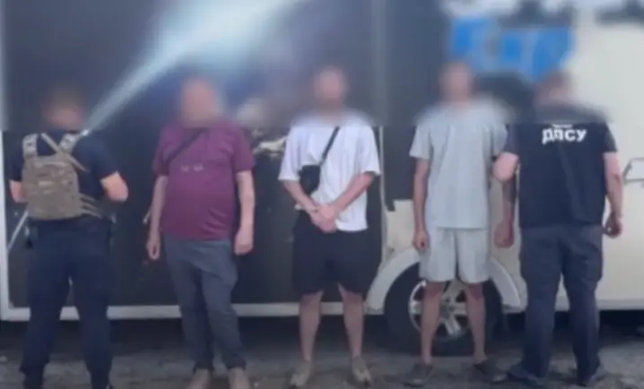 Сховав чоловіків поміж товару: водій намагався вивезти ухилянтів за 5 000 $ США