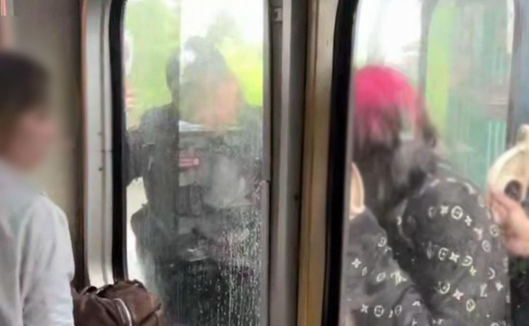 Парочку зачеперів, що їхали між вагонами київського метро, притягнули до адміністратичної відповідальності