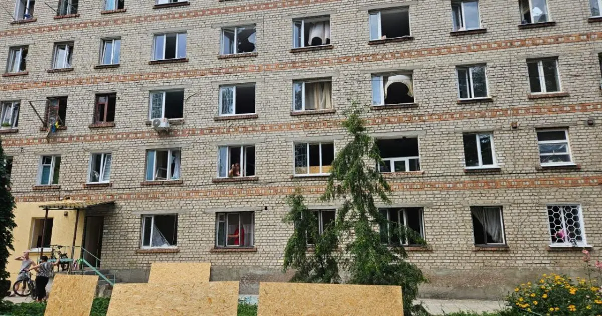 Окупанти пошкодили у Чугуєві будинки, гуртожиток та навчальний заклад