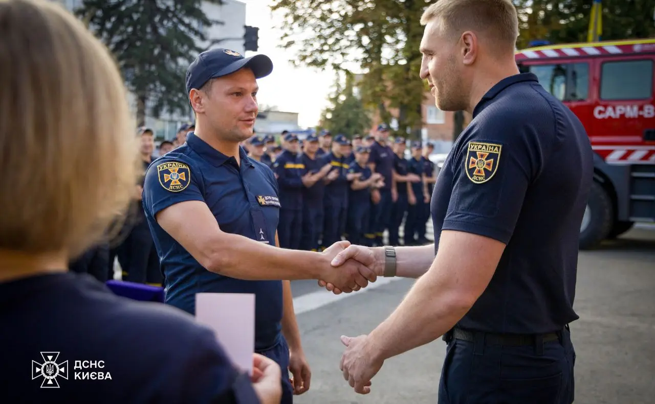 У столиці нагородили рятувальників, що ліквідовували наслідки масованих обстрілів по місту