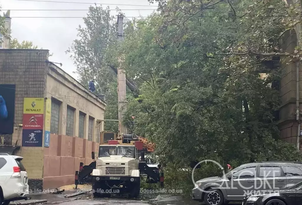 В Одесі продовжуються роботи з відновлення електропостачання після руйнівної зливи