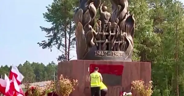 За наругу над пам'ятником Волинській трагедії у Польщі затримали підлітків з України