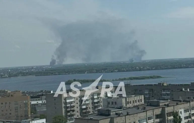 У російському Енгельсі пролунали вибухи: палає авторемонтний завод, який виготовляє військову техніку