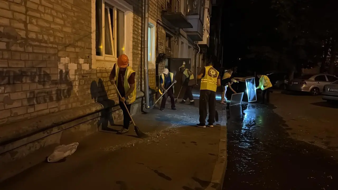 На місцях прильотів працюють дві сотні комунальників: мерія про масштаби удару