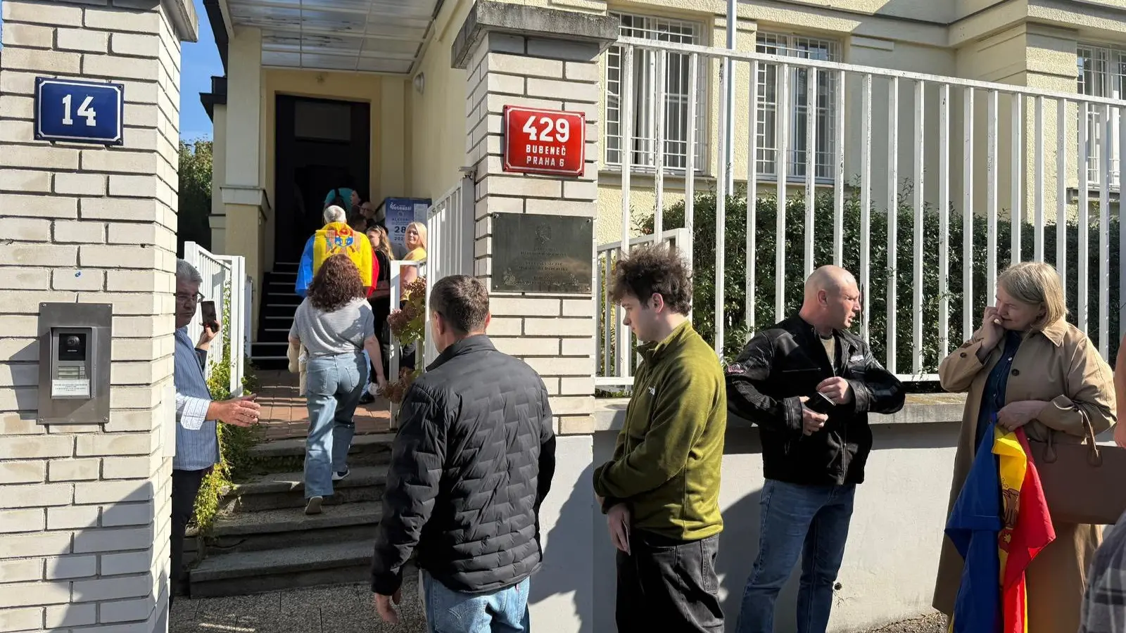 "В рамках вмешательства РФ". На выборах в Молдове были "минирования" зарубежных участков