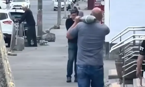 У Вінниці чоловік ніс по вулиці предмет, схожий на міну. ВІДЕО