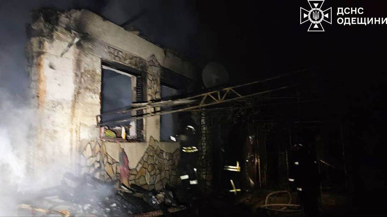 Нічна атака: окупанти зруйнували будинок в Одеському районі та пошкодили гаражі і авто
