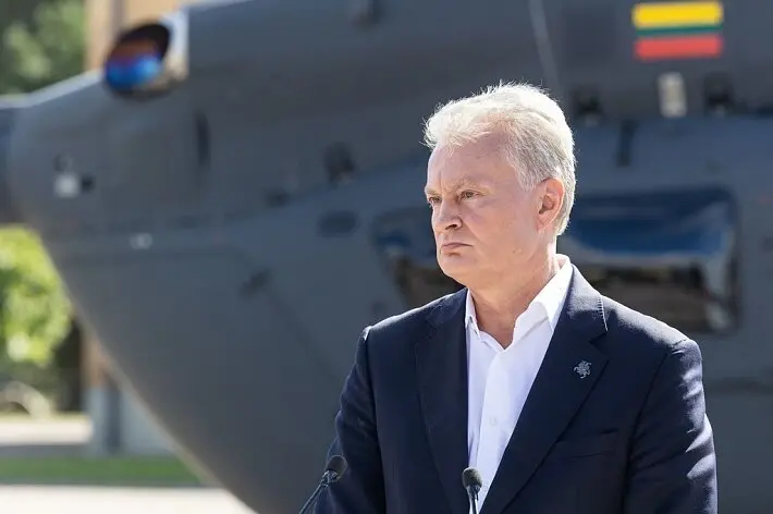 Літак з президентом Литви не міг сісти у Вільнюсі через повідомлення про дрон