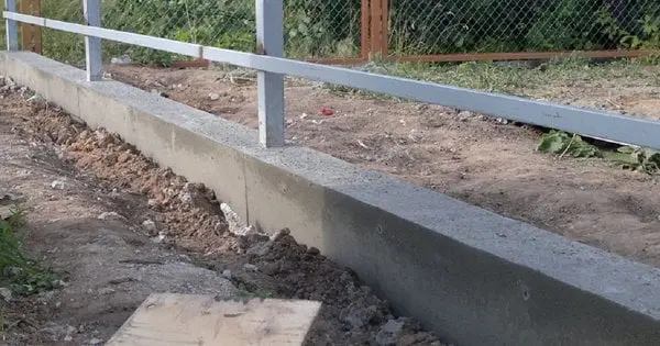 Посадовець шахти на Львівщині експлуатував підлеглих на будівництві у родичів