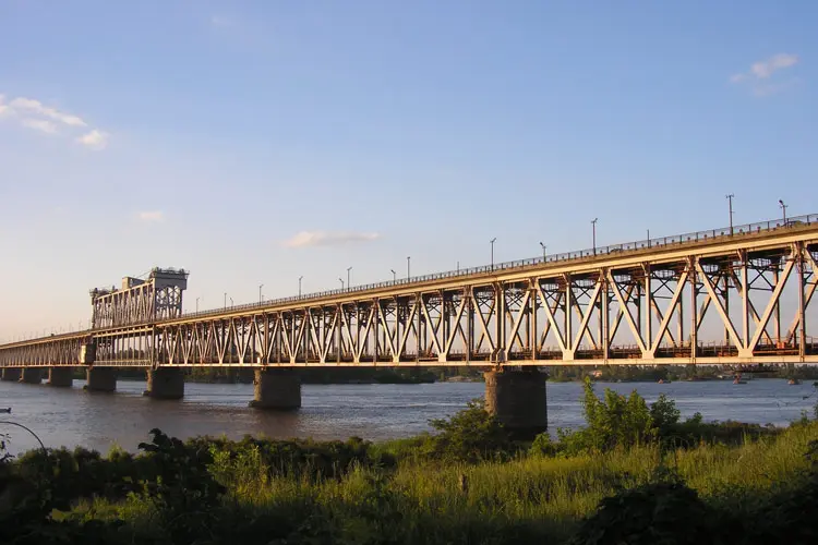 Российская армия ударила по мосту через Днепр в Кременчуге