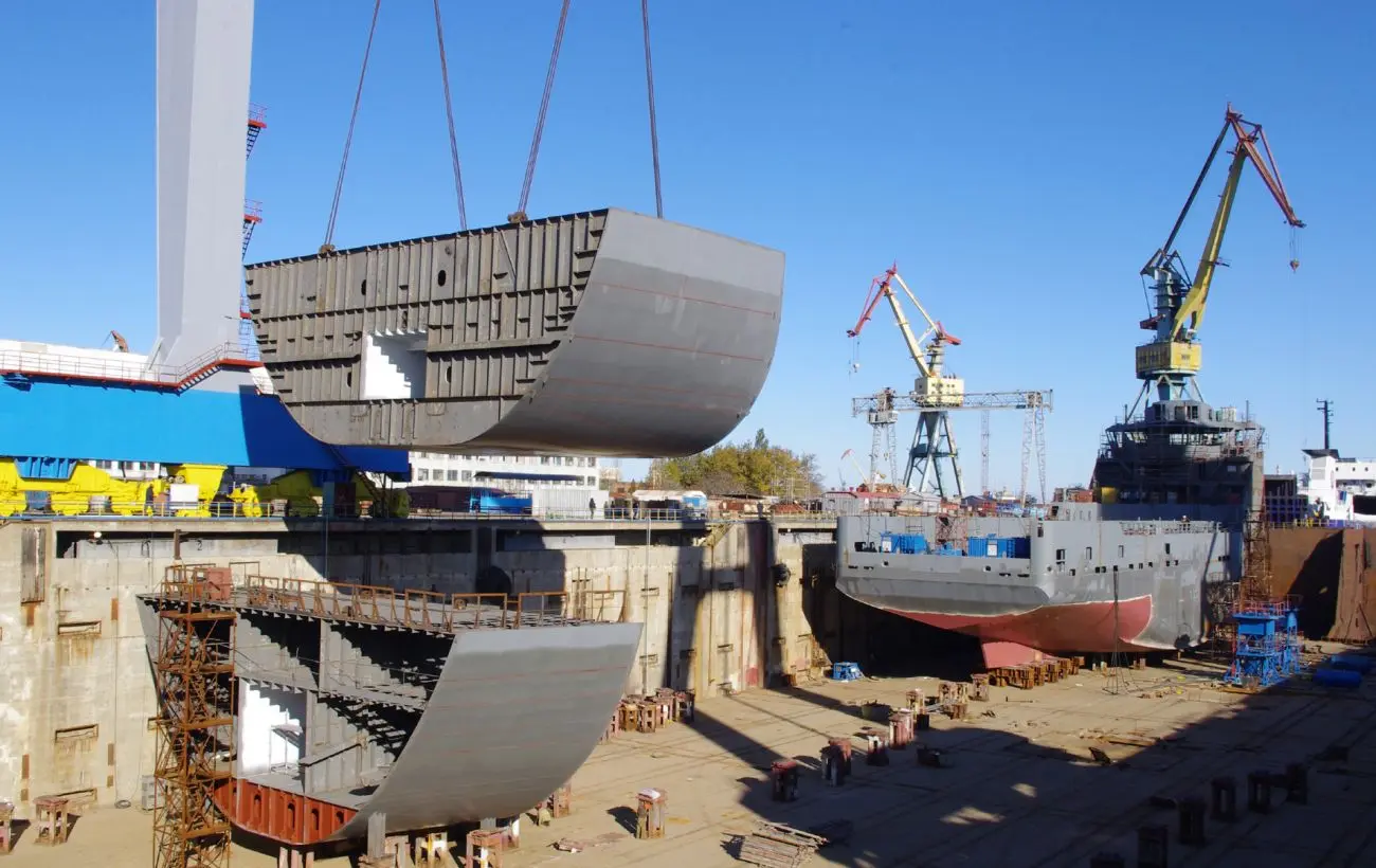 З РЕБ та кулеметами. Росіяни намагаються з моря захистити оборонний завод у Керчі (фото)