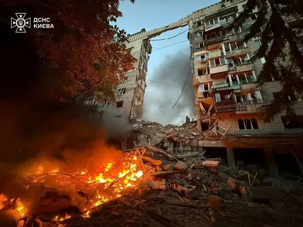 "Повернулися з укриття — і стався вибух": у Києві жінка шукає своїх рідних зі зруйнованого будинку