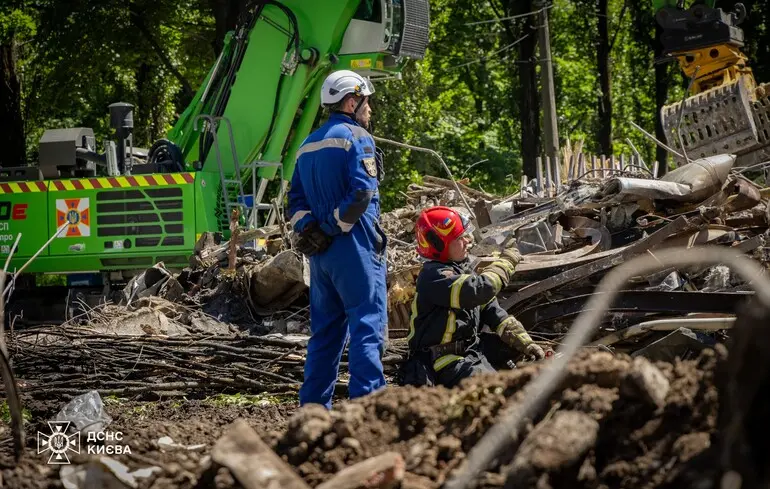 Після нічної атаки дронів на Київ без гарячої води залишилися сотні будівель