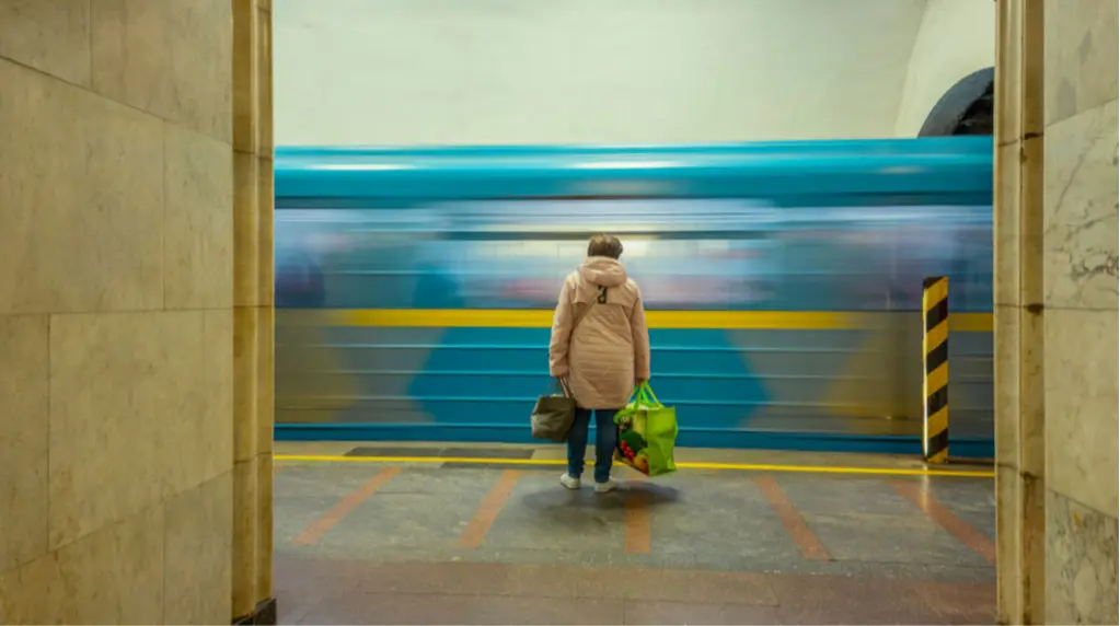 Рух червоною лінією метро Києва відновили