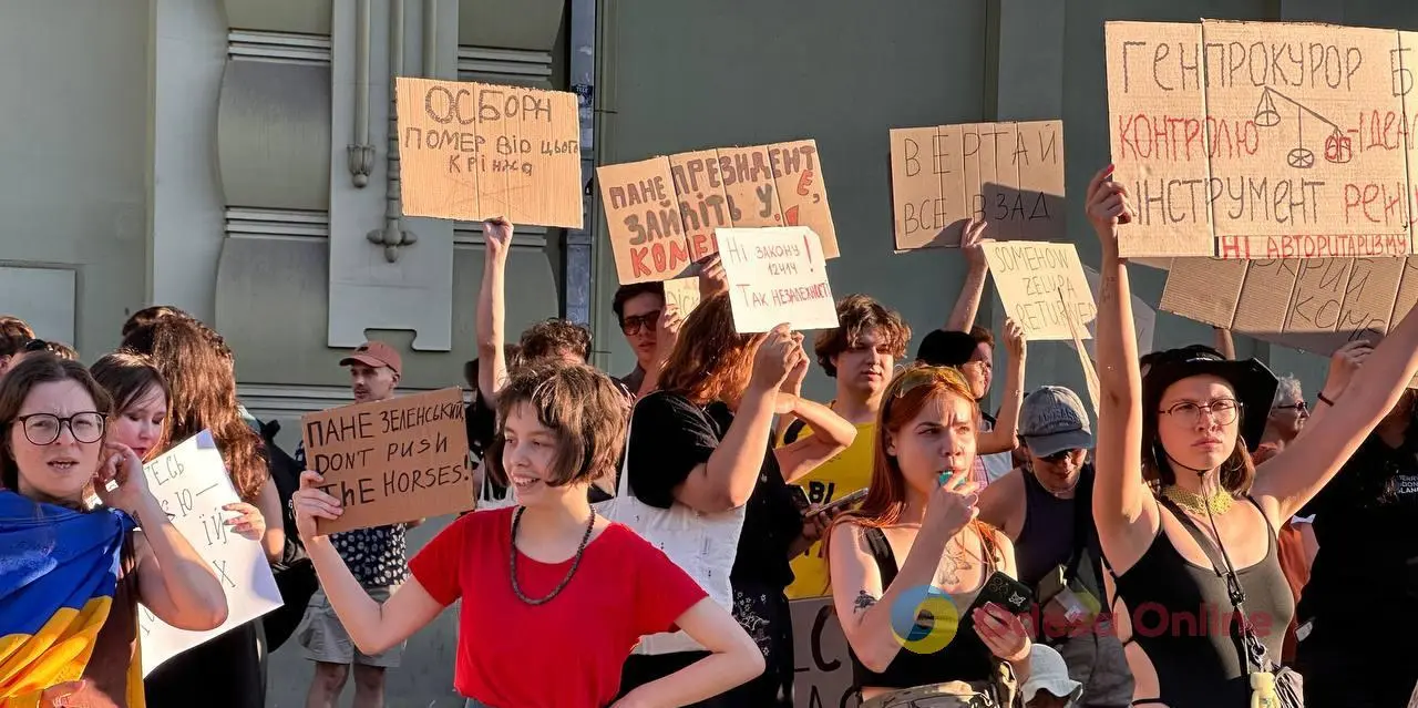 Сотні людей протестують проти закону, який послаблює НАБУ та САП: в Одесі пройшла масова акція