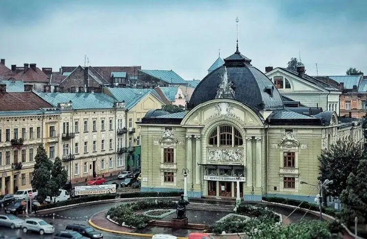 Чернівецький театр відмовився від вистави за твором Вуді Аллена через його підтримку кіноіндустрії Росії