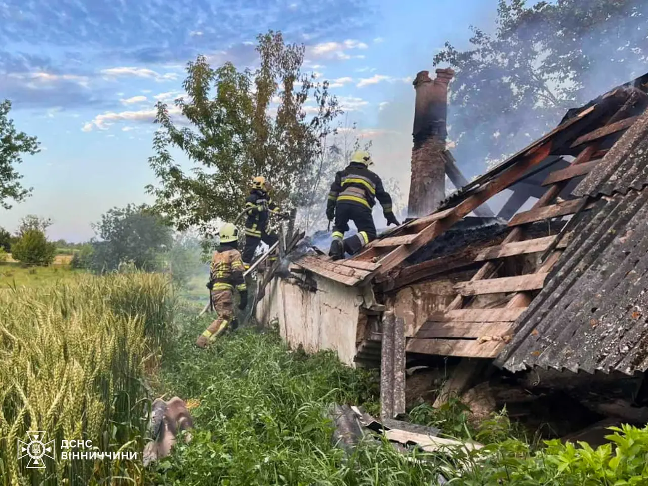 На Вінниччині горіли склад, хата та господарська будівля