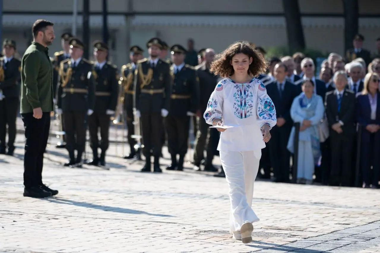 Харків’янка отримала паспорт України від Зеленського