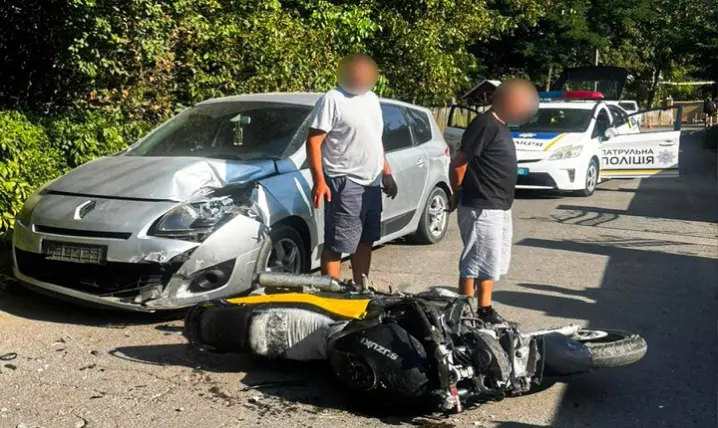 У Чернівцях мотоцикл влетів у авто: травмований водій двоколісного у лікарні