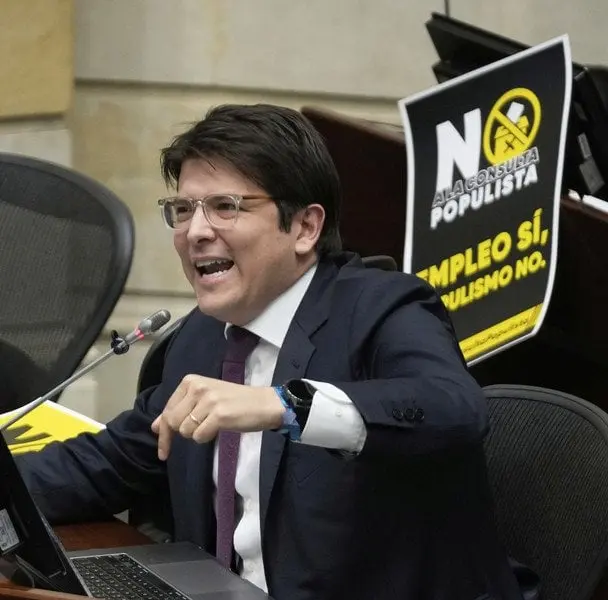 У Колумбії кандидату в президенти Мігелю Урібе на мітингу вистрілили в голову (фото)