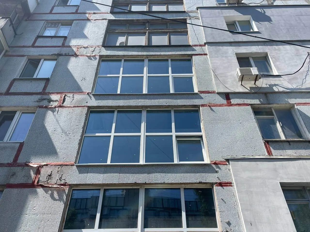 Дніпро активно відновлює пошкоджені внаслідок «прильотів» будинки ОСББ і ЖБК за кошти міського бюджету