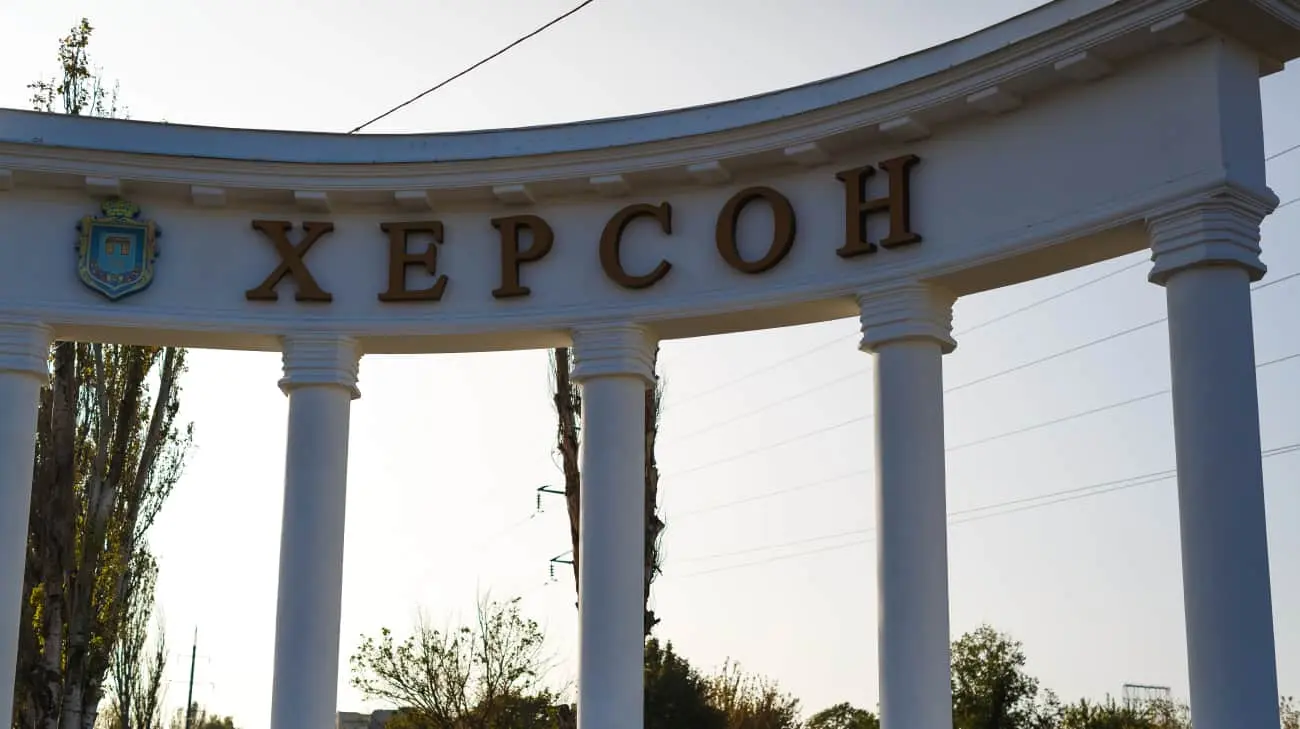 Росіяни вдарили артилерією по Херсону, є загибла та поранені