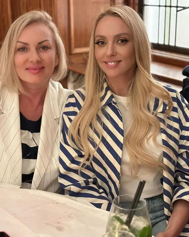 Оля Полякова з донькою приїхала до мами й замилувала спільними кадрами на пляжі