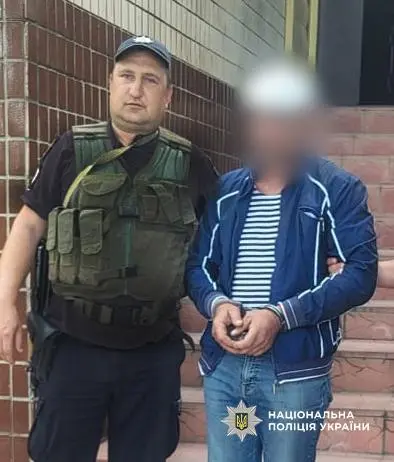 На Одещині п’яний чоловік погрожував молоді гранатою та порізав колеса авто