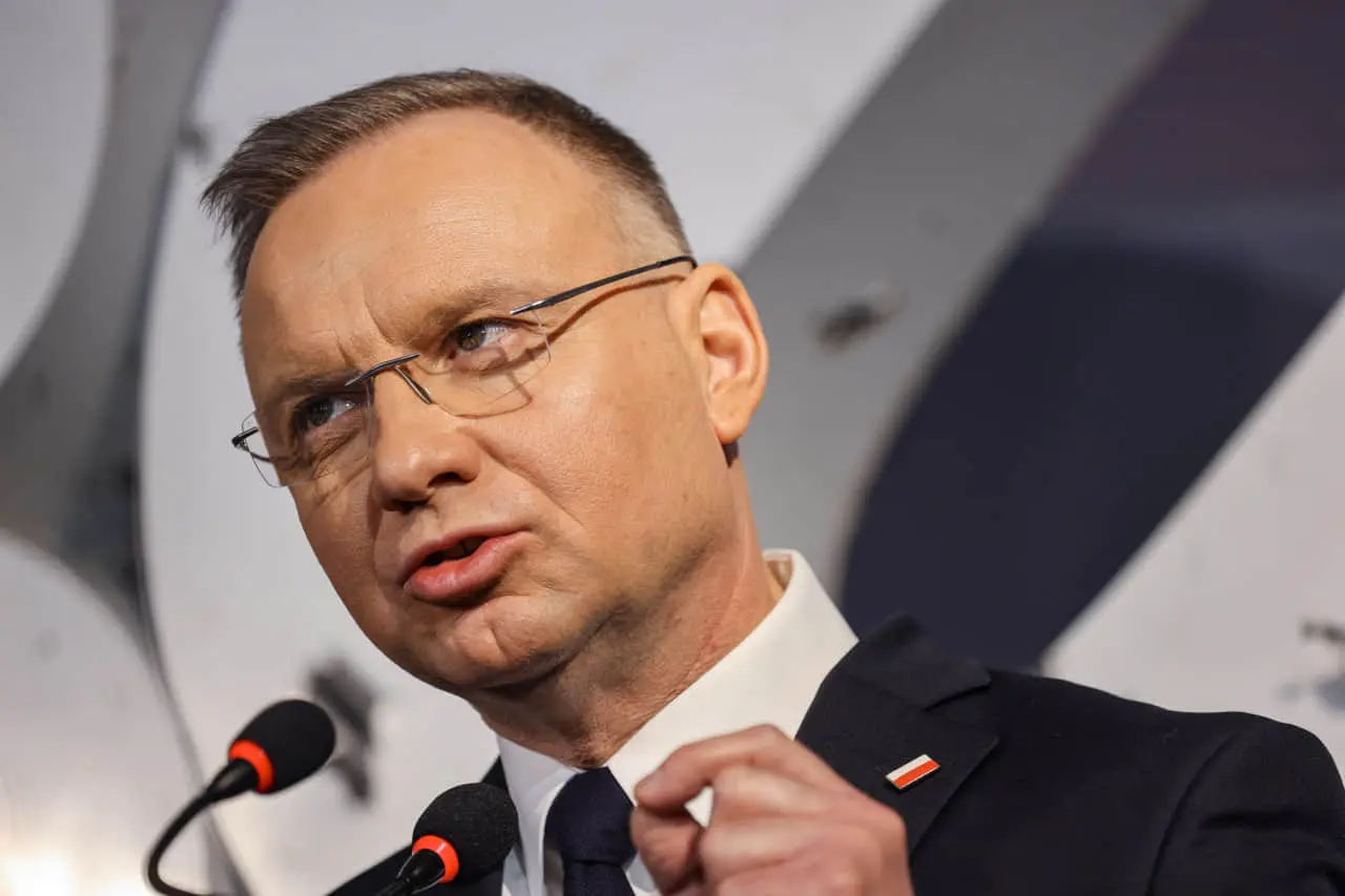 Літак Дуди із Сінгапуру змінив маршрут через удари Ізраїлю по Ірану