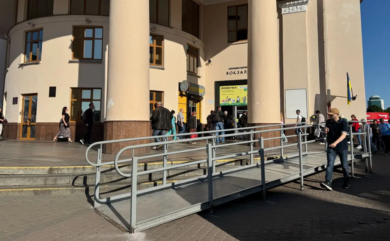 Для покращення доступності на станції метро «Вокзальна» встановлюють пандуси
