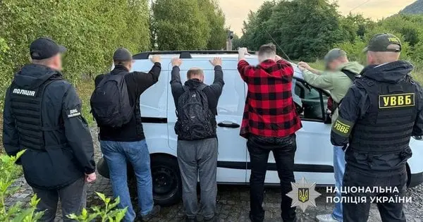 Поліція затримала закарпатця під час передачі $10 тис. прикордоннику за бус з ухилянтами