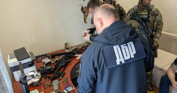 ДБР затримало правоохоронця з Покровська, який перепродавав трофейну зброю