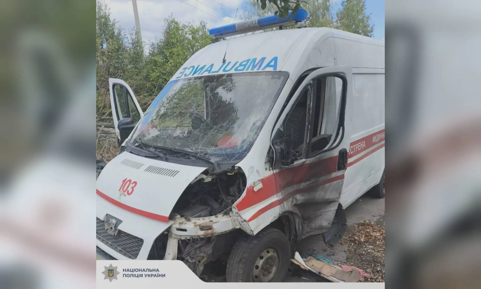 Авто «швидкої» на Харківщині атакував дрон: поранені медики (фото)